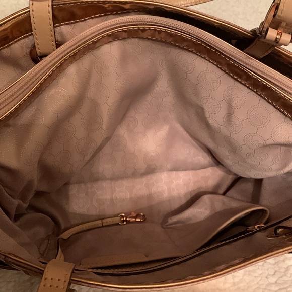 Michael Kors Jet Set Bag - Picture 3 of 4